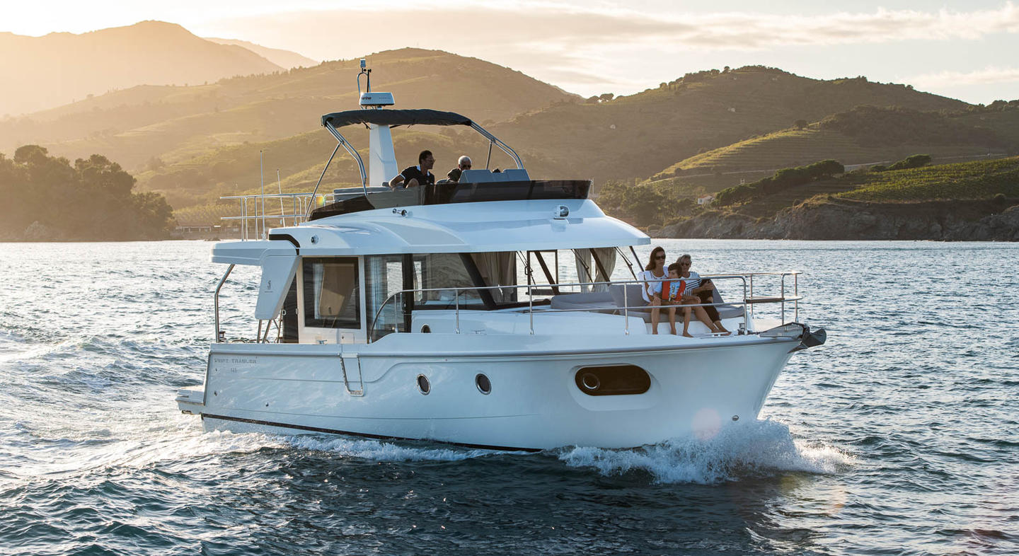 Swift_Trawler_41_Fly_Exterior_01